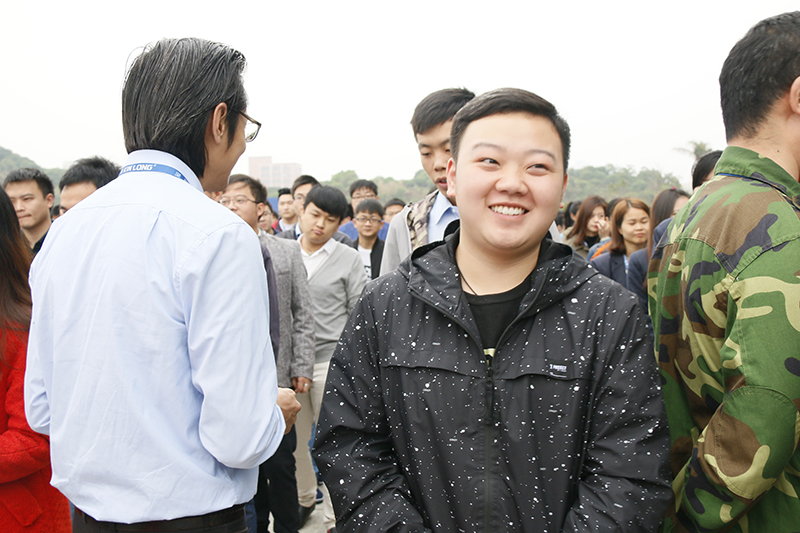 公司領(lǐng)導為員工派發(fā)紅包3.JPG